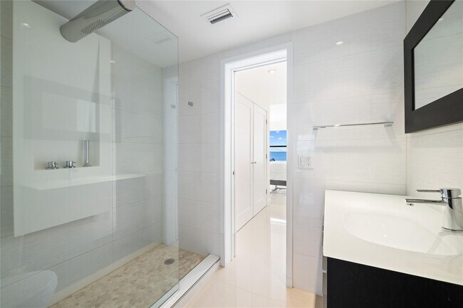 Building Photo - 3800 Galt Ocean Dr