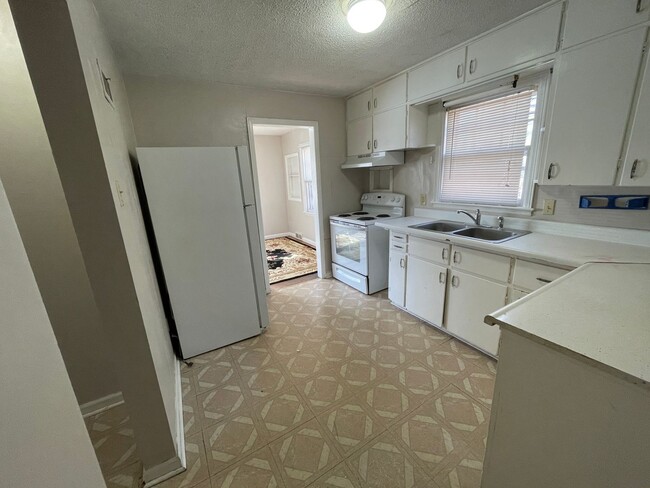 Building Photo - 4 bedroom Home Near Campus! Preleasing for...