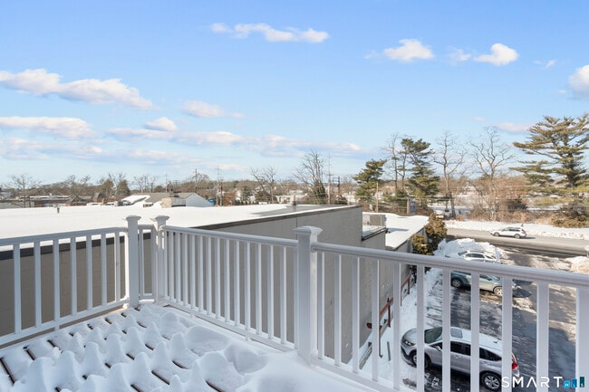 Building Photo - 937 Post Rd