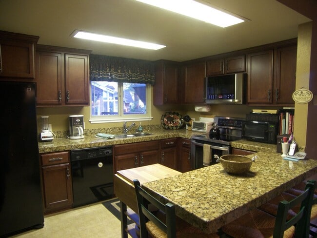 Building Photo - Condo in Central Incline!