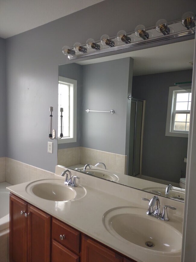 Building Photo - Bonus Room!