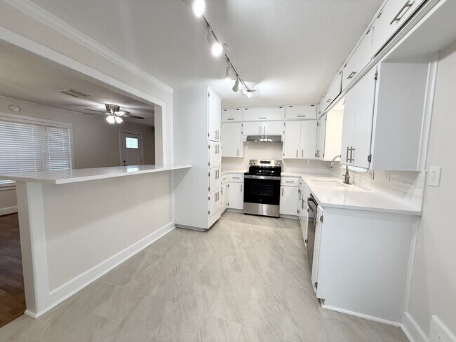 Building Photo - Adorable 3/1/1 Home on Giant Lot in Lake J...