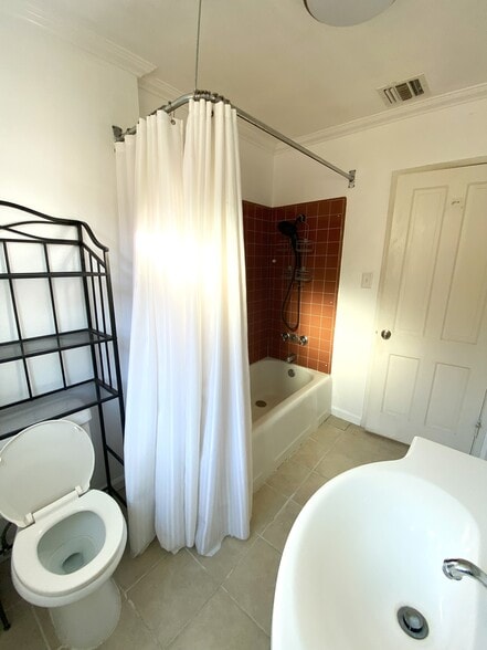 bathroom 1 - 2906 Overland Ave