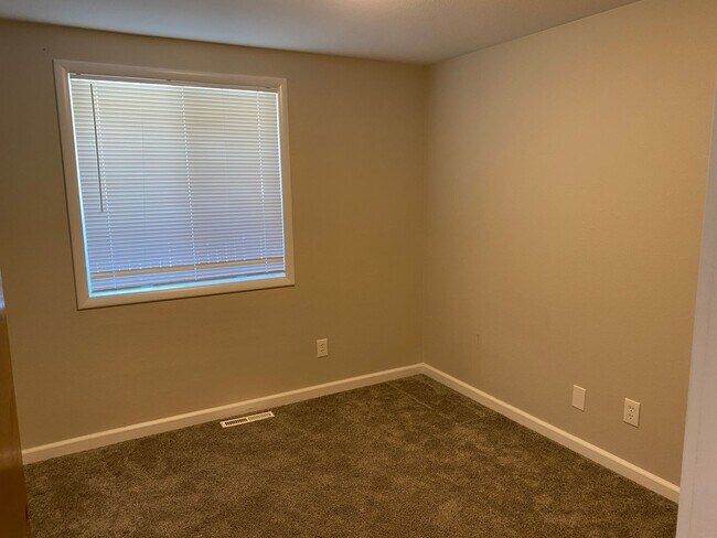 Building Photo - Spacious Single-Story Living with Modern Comforts and Outdoor Appeal