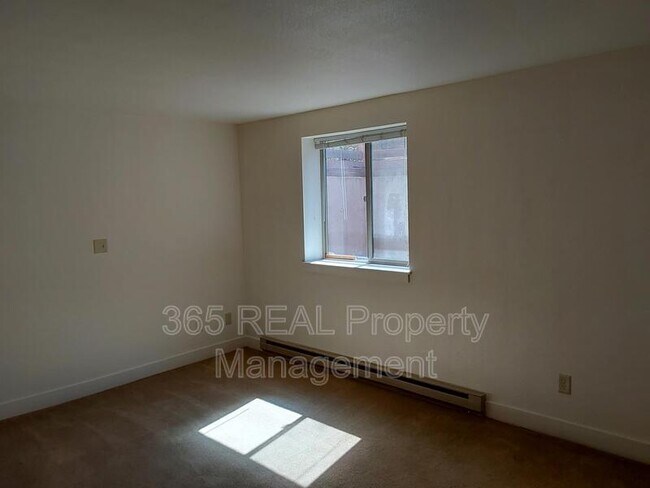 Building Photo - 716 Maple Street - B