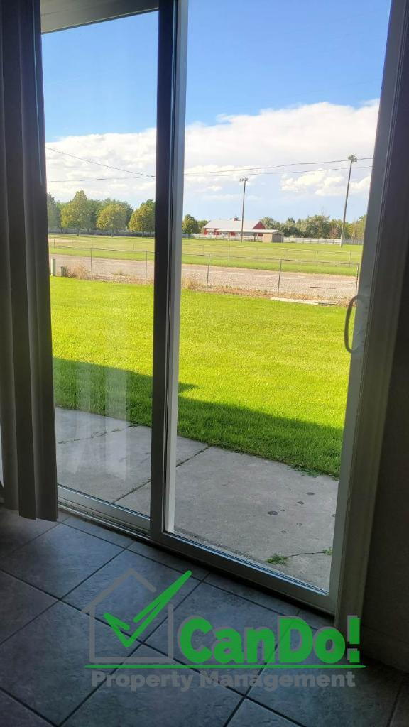 Building Photo - Newly remodeled 2 bedroom, 1.5 bathroom townhome in Blackfoot with Fiber Internet- Available now!