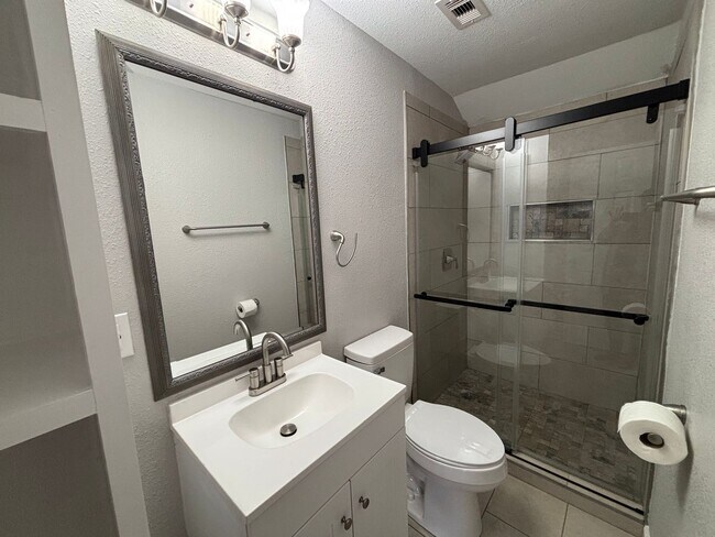 Building Photo - 3 Bedroom 2 Bath with Separate Mother in Law Suite