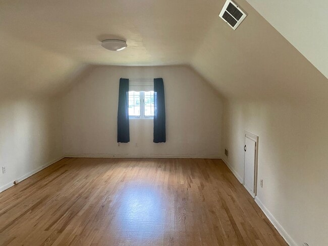 Building Photo - 3 Bedroom 1.5 Bathroom Single Family Home ...