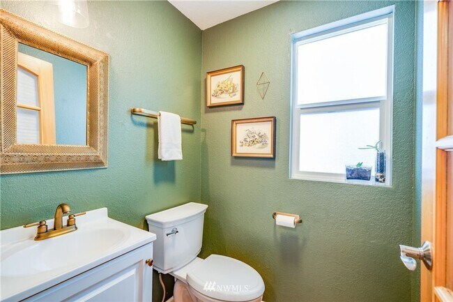 Building Photo - 916 N 165th St