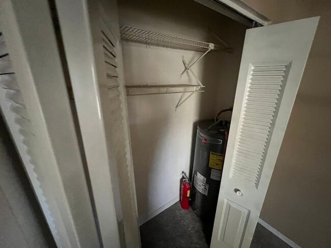 Building Photo - 2 Banyan Wood Ct