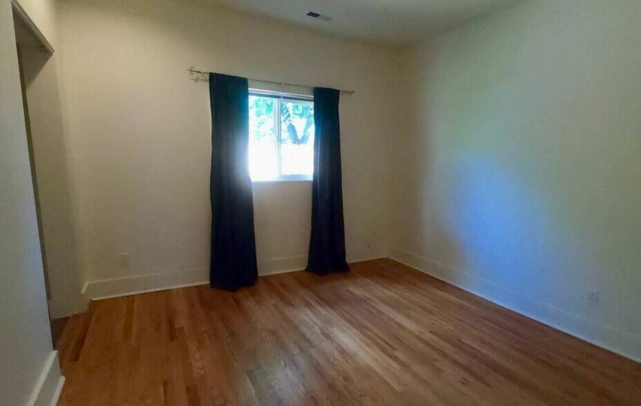 Bedroom #3. - 920 University Ave