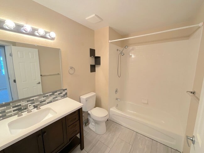 Building Photo - 4 Bedroom Home Available Near Peterson Rd & Constitution Ave!
