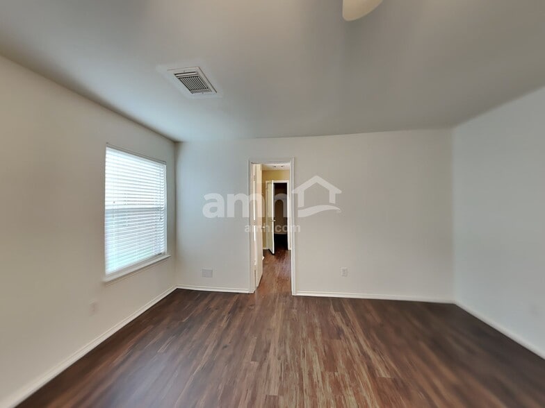 Building Photo - 9618 Lasbury Dr