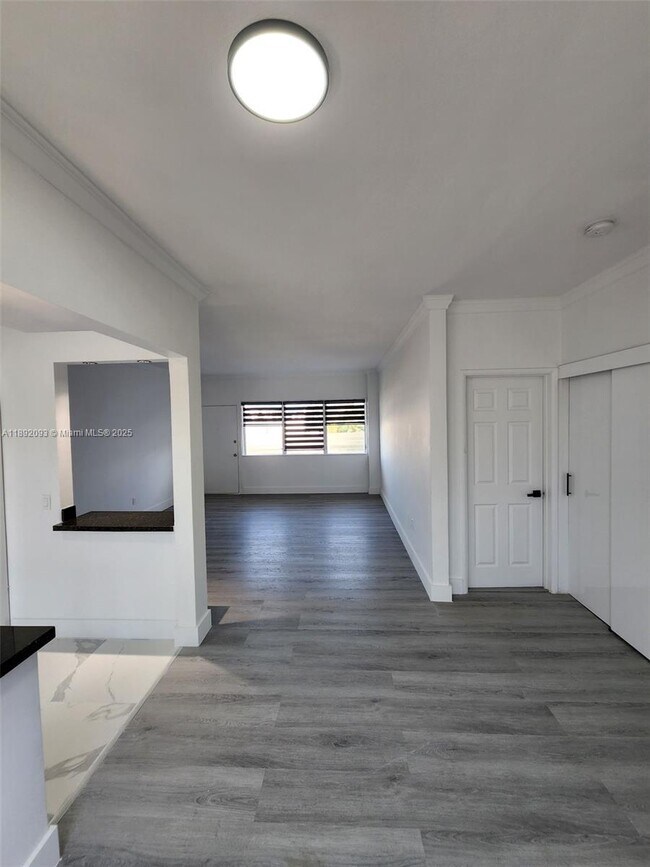 Building Photo - 2101 Normandy Dr