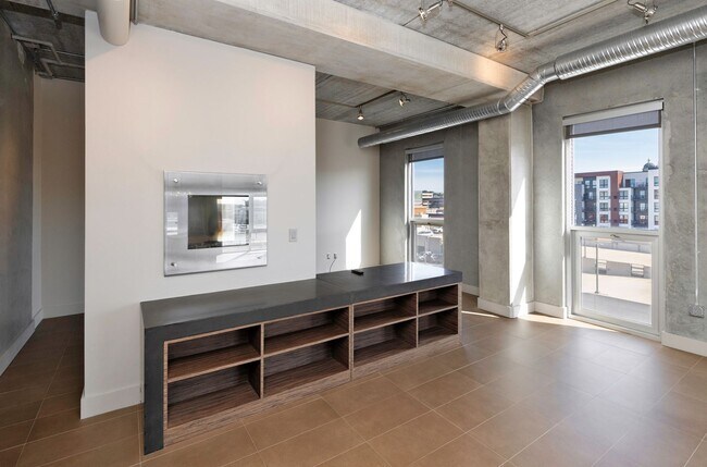 Building Photo - 309 E 5th St