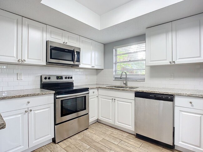 Building Photo - Coastal Charm Meets Modern Living: Your Dream Townhome in Port Orange Awaits!