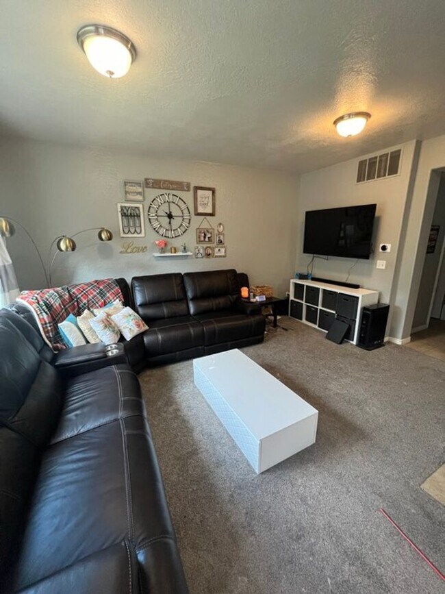 Building Photo - Saratoga Townhome