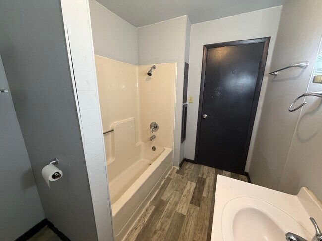 Building Photo - 18 Collett-S