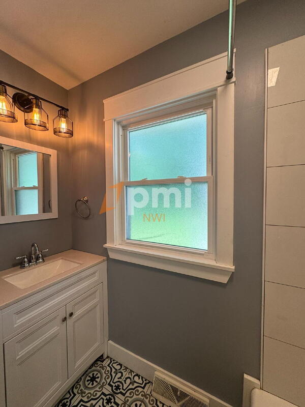 Building Photo - 132 S Elgin Ave