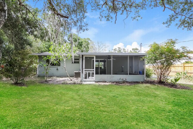 Building Photo - Bright 2-Bedroom Home with Spacious Screened Porch