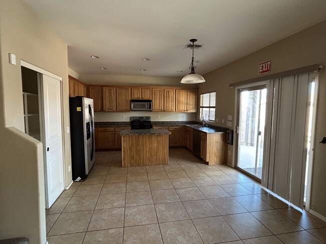 Building Photo - Spacious 5BR Duplex in Maricopa