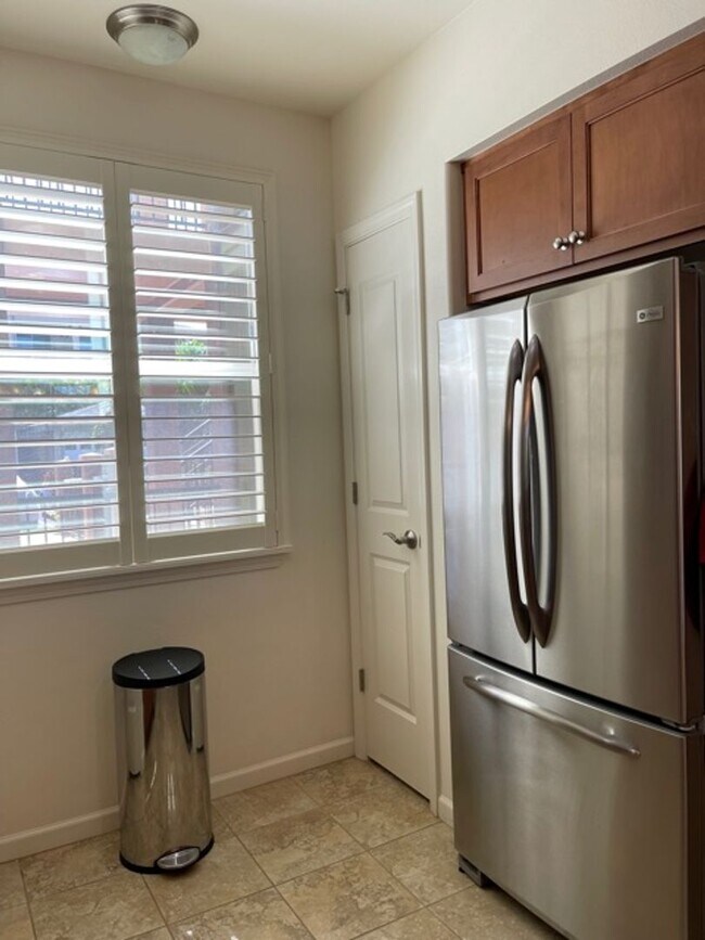 Building Photo - Gorgeous like new Premier condo in S. Kihe...