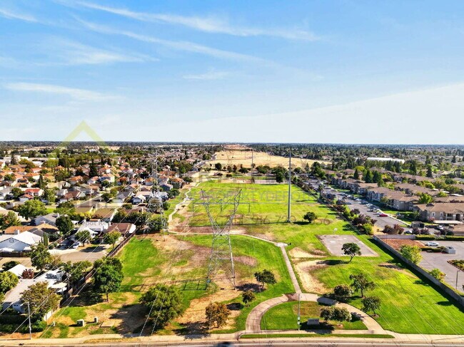 Building Photo - Charming 3-Bedroom Home with 2 Baths
