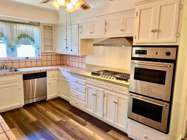 Building Photo - 4211 Ridgeway Dr