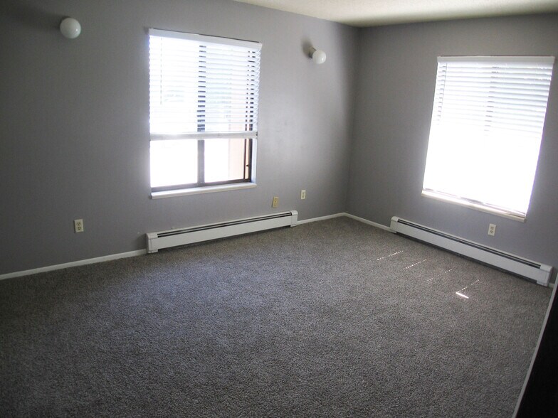 Building Photo - 3231 Lakeside Dr