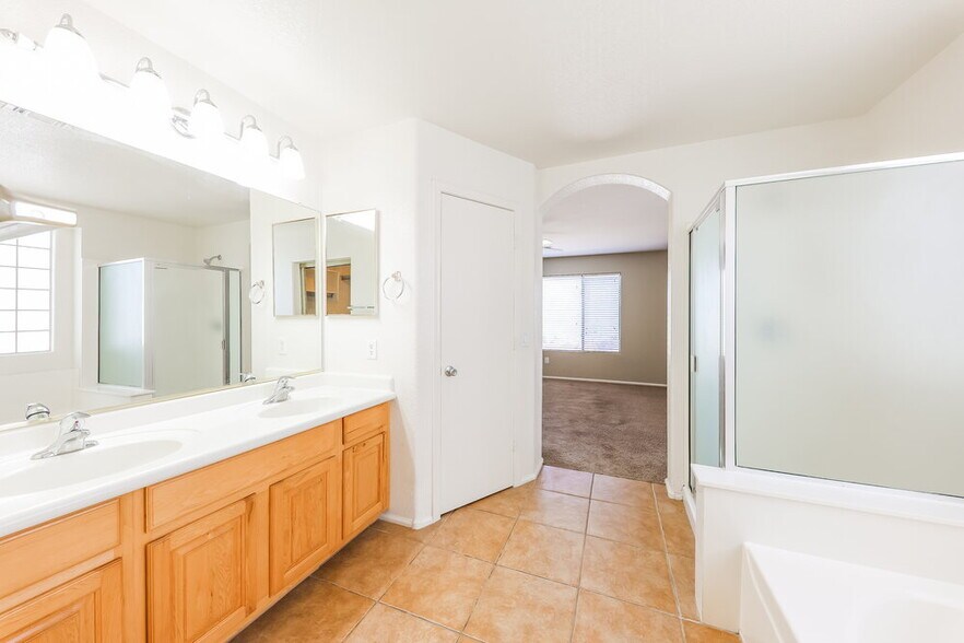 Building Photo - 2319 W Running Deer Trl