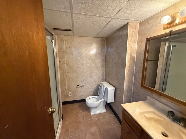 Building Photo - Two bedroom, One and half bathroom house! Pet friendly!