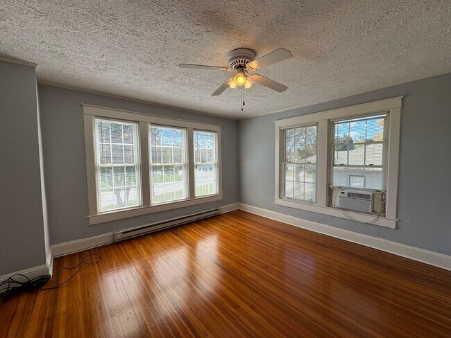 Building Photo - A Great Place to Call Home! Upstairs Apartment for Rent!!