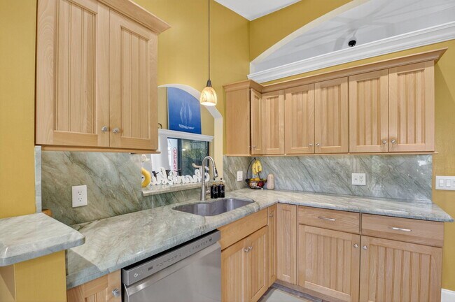 Building Photo - 190 Temple Ave