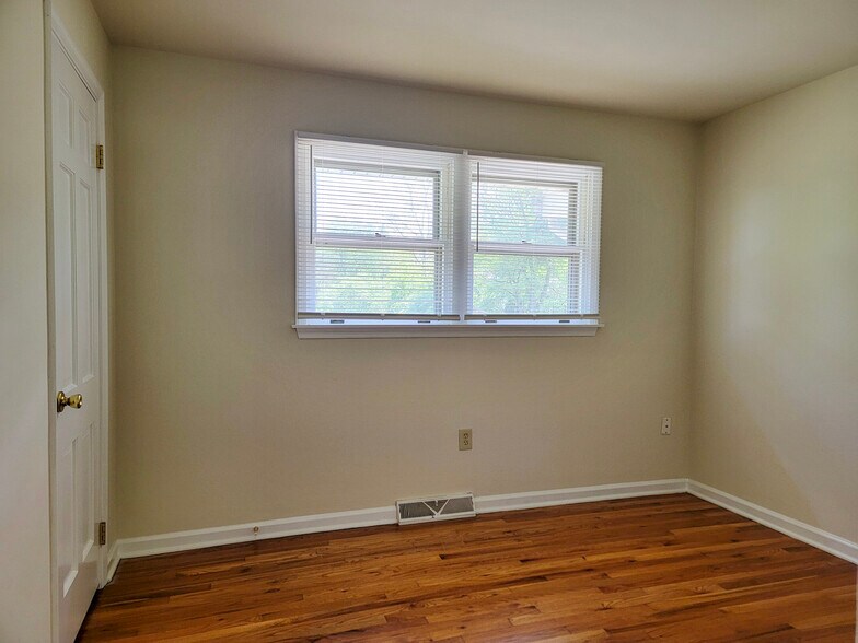 Building Photo - 1404 Carlton Dr