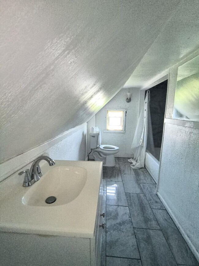 Primary Photo - Spacious 3 Bedroom 1 Bath Located in East ...