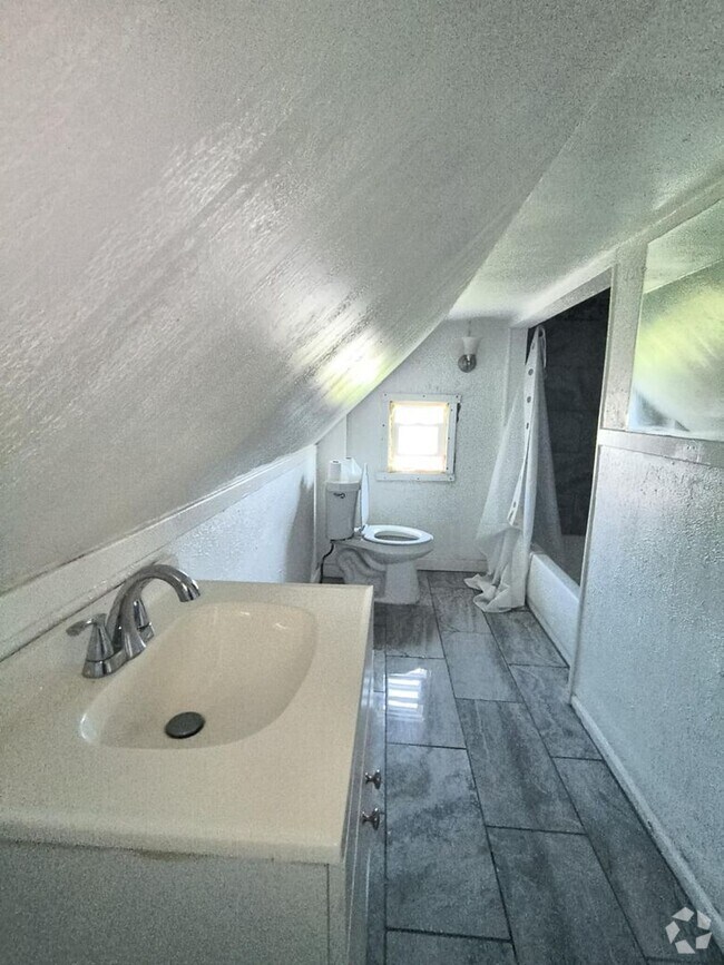 Building Photo - Spacious 3 Bedroom 1 Bath Located in East ...