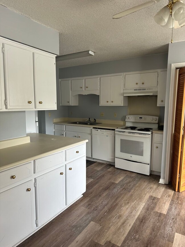Building Photo - Coming soon 3 Bedroom 2 1/2 bath Townhome