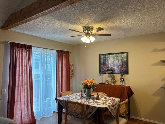 Building Photo - Charming 2 bedroom with 1 car garage