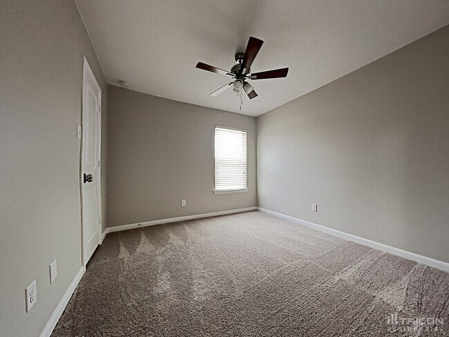 Building Photo - 1214 Cres View Dr