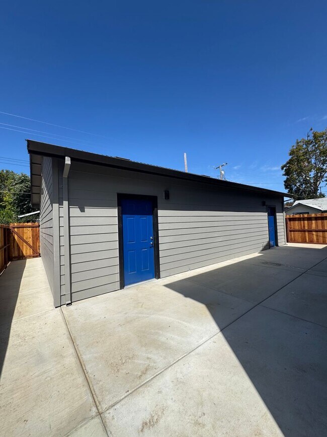 Building Photo - 629-629 N Sacramento St