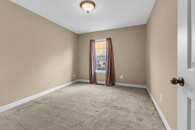 Building Photo - 553 Rosedale Ave
