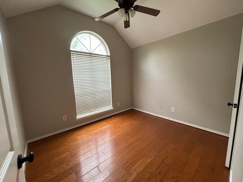 Building Photo - 1806 Sand Stone Dr
