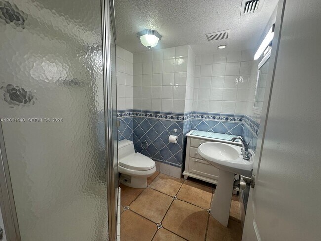 Building Photo - 2555 Collins Ave