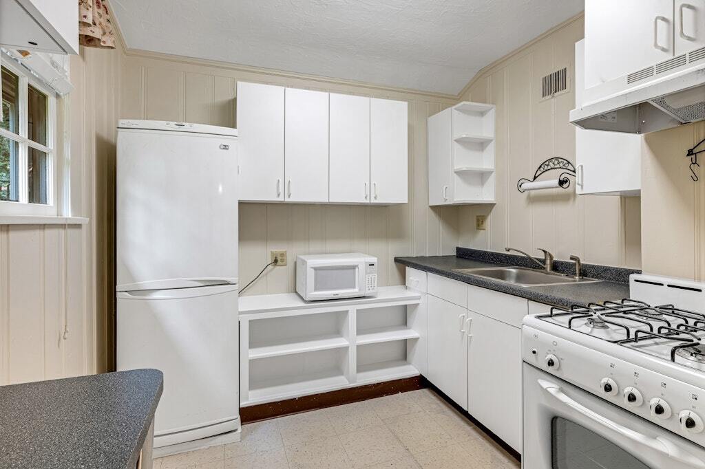 Kitchen - 82 Winsor Pl