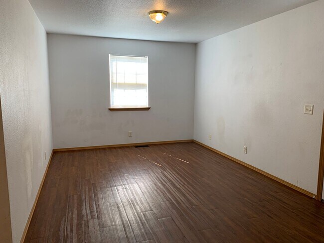 Building Photo - 2BR/1BA Apartment Near MSSU! DOWNSTAIRS UNIT!!