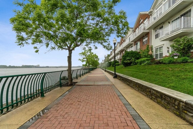 Building Photo - 11 Droyers Pointe Blvd