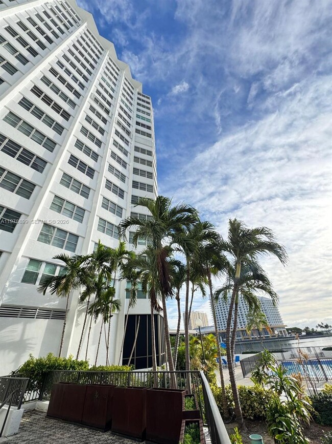 Building Photo - 999 Brickell Bay Dr