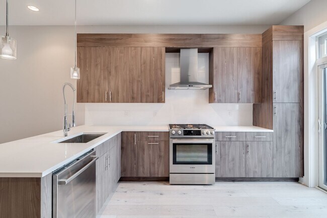 Building Photo - Northern Liberties Townhome with Parking