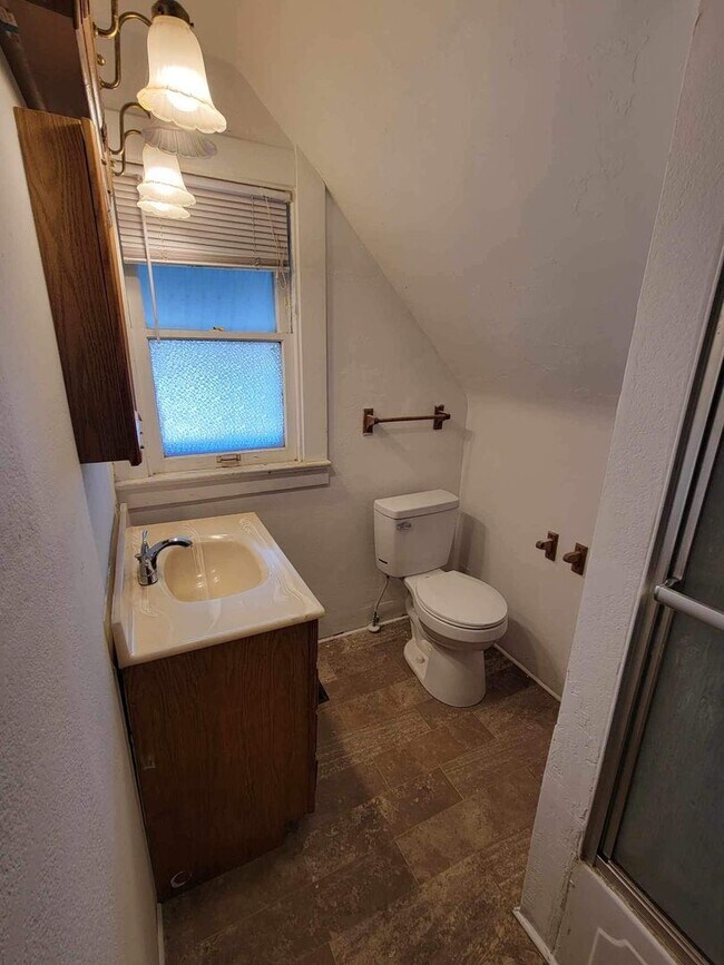 Building Photo - Charming 3 Bedroom Home Rent Ready