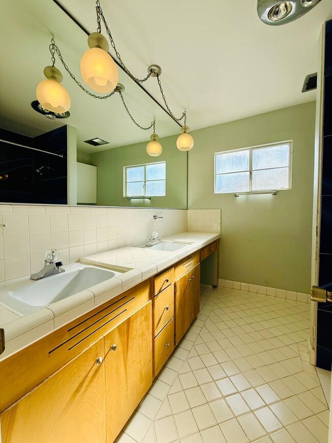 Building Photo - Classic McNeil Estates Ranch-style home-ALL UTILITIES, POOL AND LANDSCAPING INCLUDED WITH RENT!